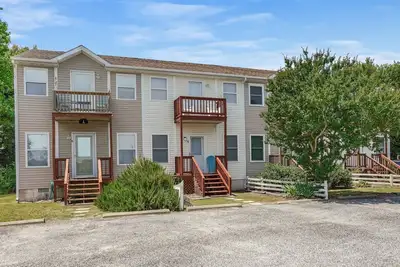 Image de Vast Views | Remodeled Townhome, Pool, Pier Access, Lighthouse Views + Pets