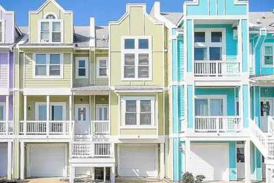 Image de Modern home. Short stays. Amazing pool 🏊‍♀️ Centrally located to shopping & beach!