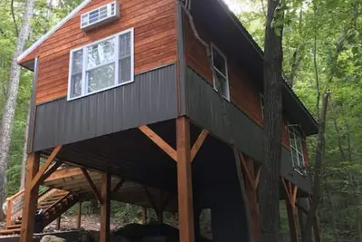 Image de No Sunday Checkins wolfpack- hot tub- treehouse