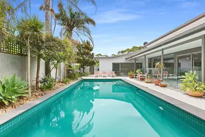 Image de Expansive home, pool, tennis court & walking distance to village (sleeps 12)