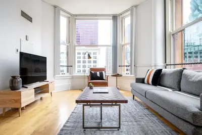 Image de Generous Loop 2br w\/ Gym, Doorman, walk to L & Parks, by Blueground