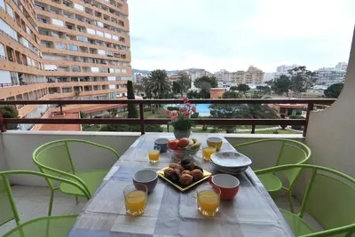 Charmant studio à louer à Roses, Costa Brava! 4 couchages, équipements modernes, piscine, Wi-Fi gratuit, proche de la plage. Reserve maintenant!