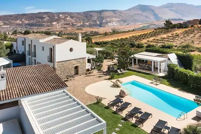 Image de 6 bedroom Villa rental in Buseto Palizzolo Sicily for holidays with pool