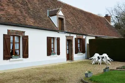 Image de Gîte de Charme à la Campagne avec Jardin Clos et Collection d'Outils Agricoles