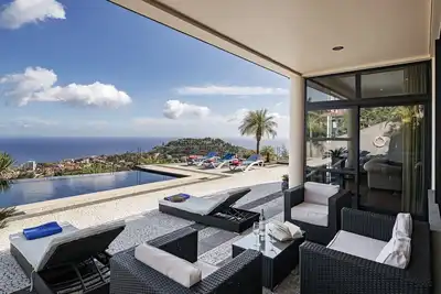 Image de Villa exquise à Madère | Villa Funchal Luz | 5 chambres | Piscine chauffée | Vues sur la mer | Salle