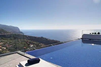 Image de Magnifique Villa Ponta Do Sol | Villa Seacrest | 3 chambres | Superbes vues sur la mer | Table de bi