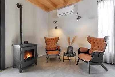 Image de Comfortable farmhouse lodge for 8 people with a living kitchen and a pellet fireplace