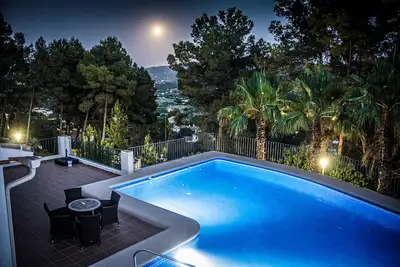 Image de Large modern villa in quiet surroundings with large private pool.