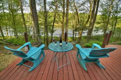 Image de Lakeside Cabin w/ mountain views, dock, fire pit, hot tub, and much more!