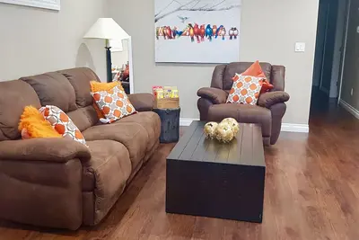 Image de Lower Suite Duplex - 3 Beds / 1 Bath By  Restaurants, Costco, G P Airport