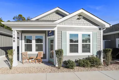 Image de Oceanside: Modern home with Stunning Decor! Pets ok!