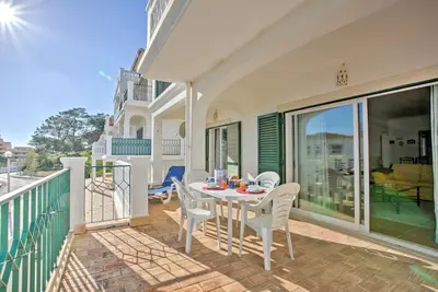 Image de Idealmente Situado Para Desfrutar da Maravilhosa Praia de Extenso Areal