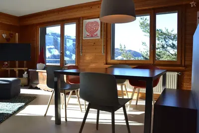 Image de Extérieur : appartement pour 8 personnes au 2ème étage, balcon. -Intérieur : 115 m2, hall d'entrée,