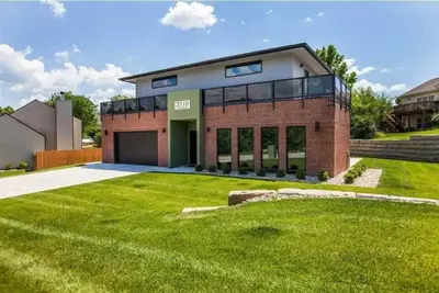 Image de Modern Smart Home with Gym Membership & Jacuzzi Tub