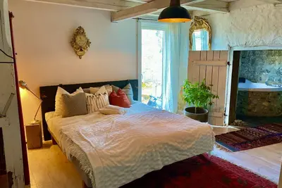 Image de Romantic Spa Villa with Fireplace by the lake