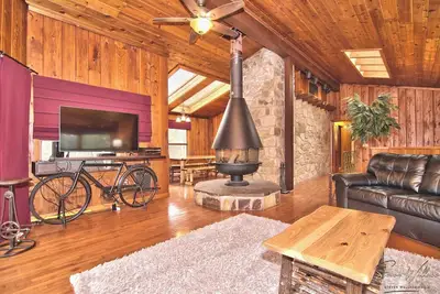 Image de 9 acres w stream lawns firepit gameroom bar gazebo by stream 2mi to ski mtn