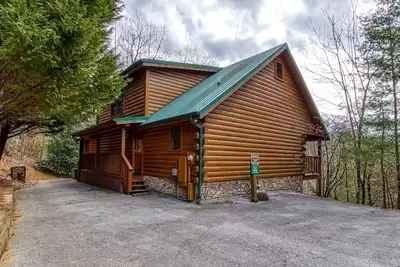 Cub Path Lodge - Luxurious 5/5 with Theatre Room and Mountain Views!