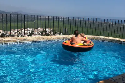 Image de Villa pour 8 personnes dans un endroit tranquille avec une vue magnifique