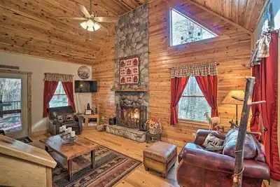 Image de Outdoor Adventure - Charming Cabin w/ Hot Tub