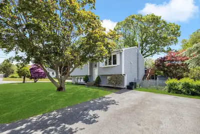 Image de Gorgeous home with 5 Queen beds near Bonnet shores. Walk to beach/ narrow river