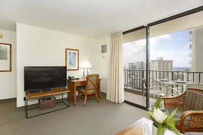 Image de Partial Ocean View! King Bed! A/C, Wi-Fi, Pool, Close to Beach!