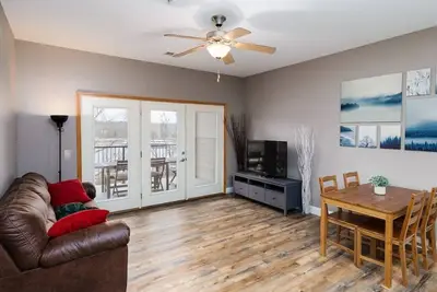 Image de New 3br Condo on the Lake & close to everything!