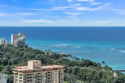 Image de High-Floor Waikiki Condo w/ Ocean & Park Views +  Free parking & Wifi
