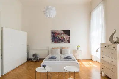 Image de Broadway apartment downtown by the Opera