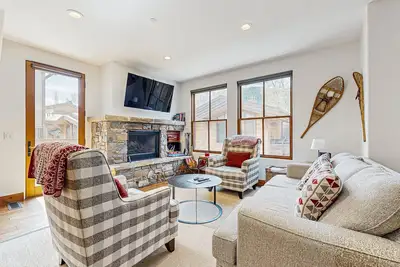Stylish creekside condo fireplace & washer/dryer - walk to downtown