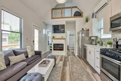 Image de Boutique Tiny Home - River, Fire Pit, Walkable