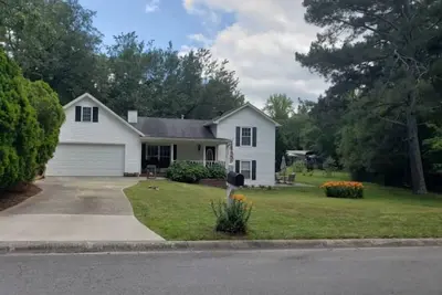 Image de Cozy country house w relaxing porch, & back patio.