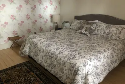 Image de One block from River Character, large two bedroom