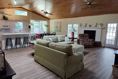 Image de Large Vacation Home with optional adjoining Guest Suite and Private Pool Oasis.