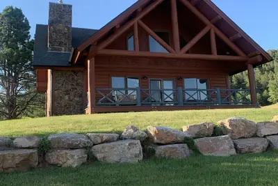Image de \"Experience Tatanka Lodge, Your Modern Rustic Sanctuary in Boulder Canyon! \"