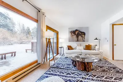 Image de Open and inviting, two-story condo with full kitchen, patio, and wildlife views