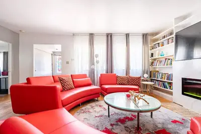 Image de 4 Bdrm + 7 lits + 3 salles de bains dans un Hollywood moderne Masterpiece.