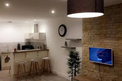 Image de Écrin Provençal: T2 Lumineux Place de l'Opéra, Vue Pittoresque sur le Vieux-Port