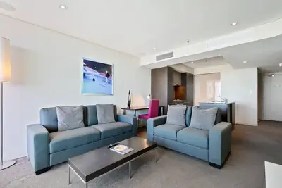 Image de Swainson at Embassy - 917