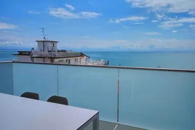 Appartement de vacances avec balcon et vue panoramique sur la mer