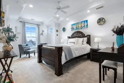 Image de Oceanfront Charm: Beach & Dining in the Vibe Zone!