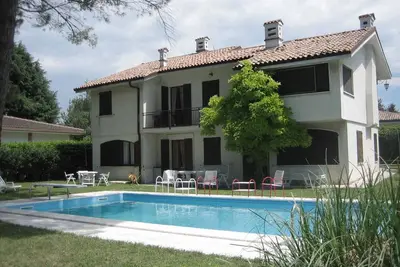 Image de Maison de vacances avec terrasse et piscine