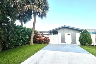 Image de Entire centrally located spacious 3bd2bth sleep 6, close to shopping and beaches