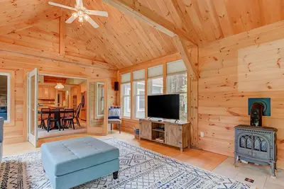 Image de Classic Wooded Retreat W/ Gorgeous Interior & Great Location Near Skiing & Lake