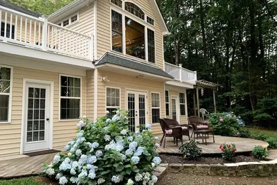 Image de Great Creek Quiet Waterfront Lake Escape