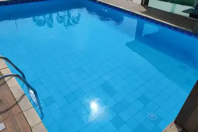 Image de la maison super confortable avec piscine, ilumi, cascade, terrain de soccer, des barbecues prox de la mer