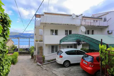 Image de Appartement de deux chambres avec le balcon et la vue sur le mer Arbanija, Ciovo (A-15595-a)