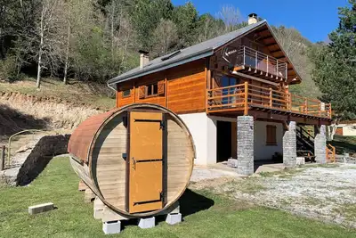Image de Chalet. Destination Occitanie. Belcaire. Pyrenees Montagne A Cote D'Un Lac
