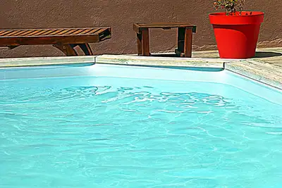 Image de Cadre préservé et arboré, nature et zen pour cette villa avec piscine sécurisée