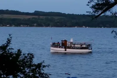 Image de Spacious, private, very desirable 3-bedroom lakefront cottage in the FIngerlakes