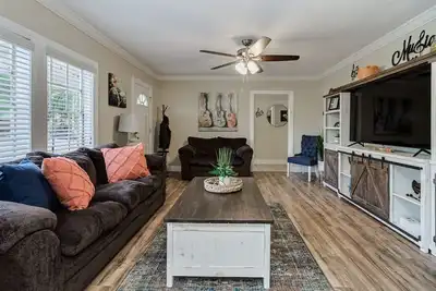 Image de 450 ft. to Harrison's School of Art | Walk to Fsc